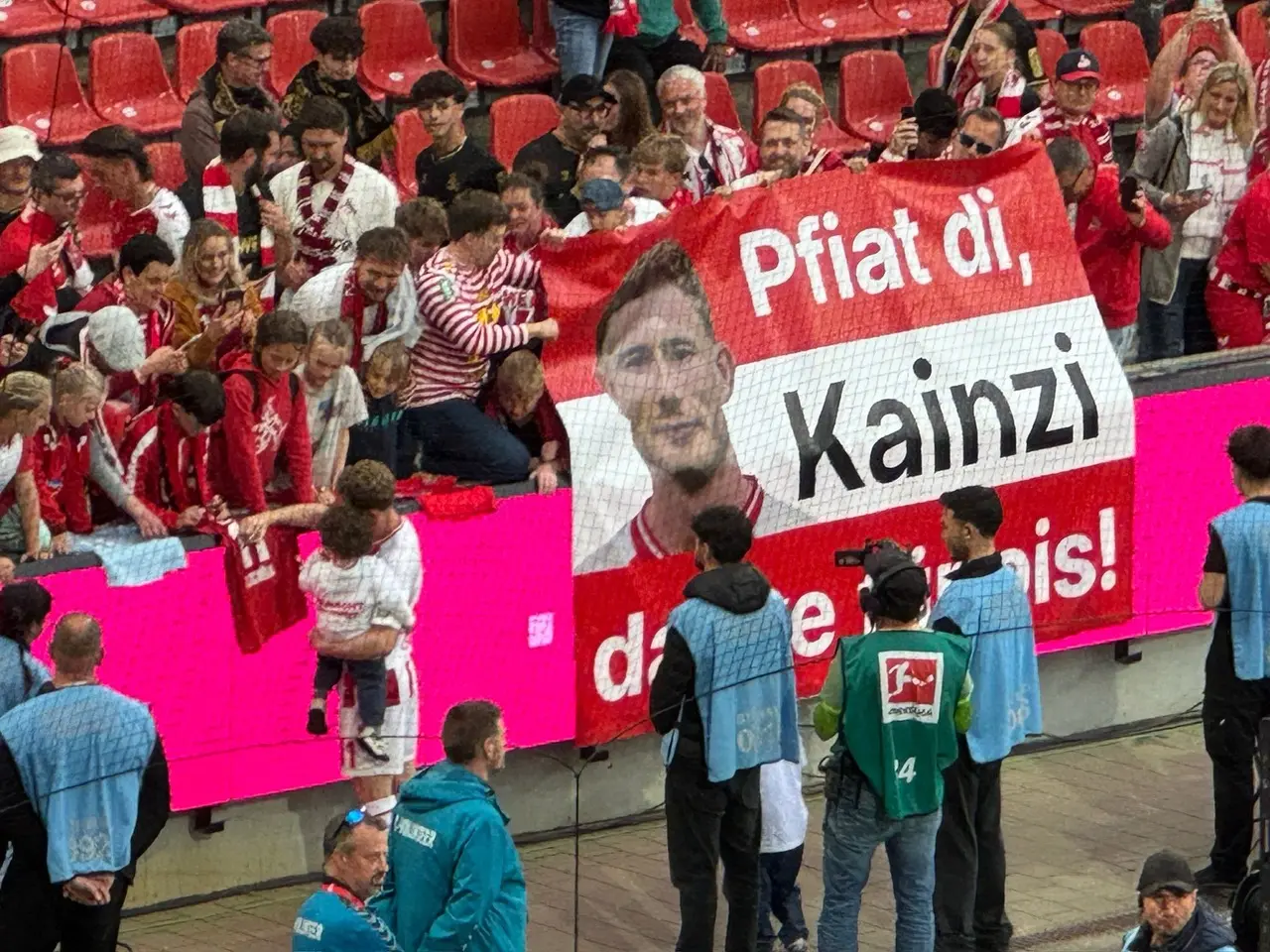 Schöne Geste der Fans des 1.FC Köln beim 1:3-Debakel gegen den 1.FC Heidenheim zum Heimspiel-Abschluss der noch laufenden Bundesliga-Saison.