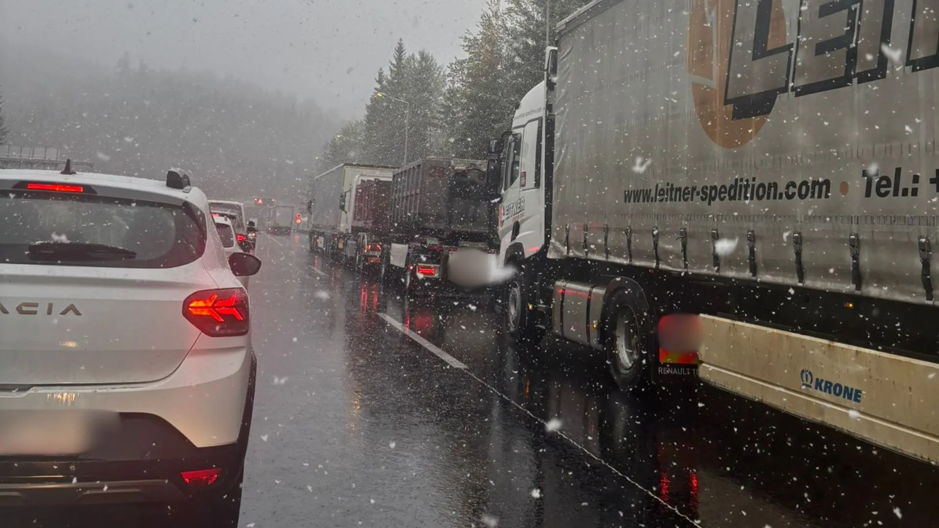Das Bild auf 5min.at zeigt Schnee und Verkehr auf der Pack.