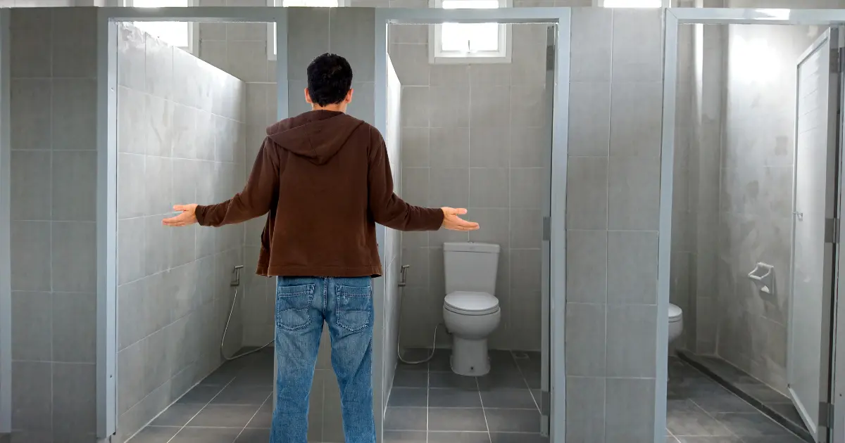 auf dem bild von 5min.at ist ein junge auf einer schultoilette zu sehen.