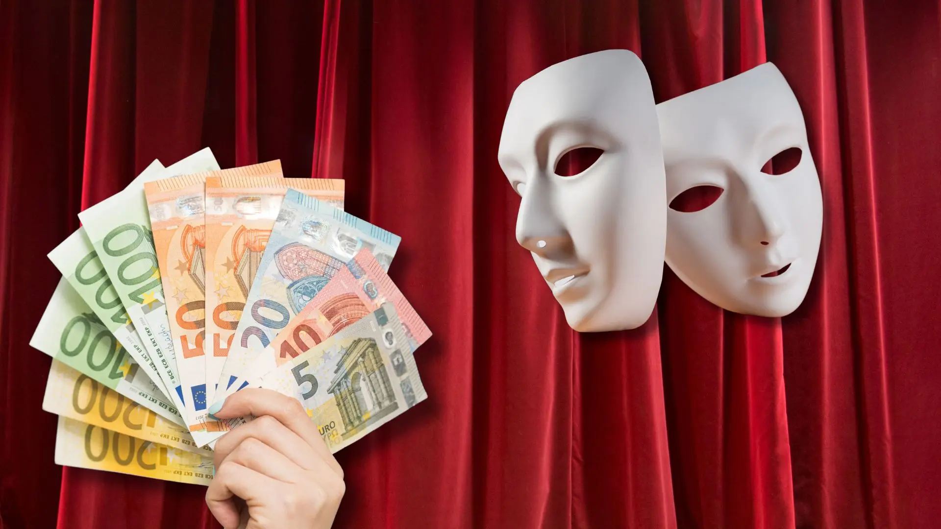 Das Bild auf 5min.at zeigt einen Theatervorhang, Masken und Geld.