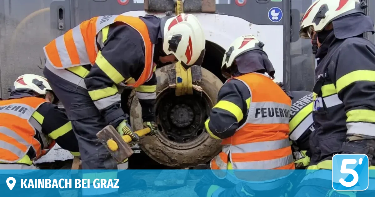 Endstation Gatsch: Feuerwehr befreit steckengebliebenen Bus